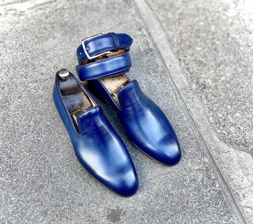 exemple des formes fines mais jamais longues de Caulaincourt avec ce slip on en cuire patiné bleu et sa ceinture assortie