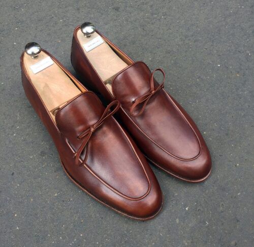 une paire de mocassin pour homme à nœuds de couleur marron clair