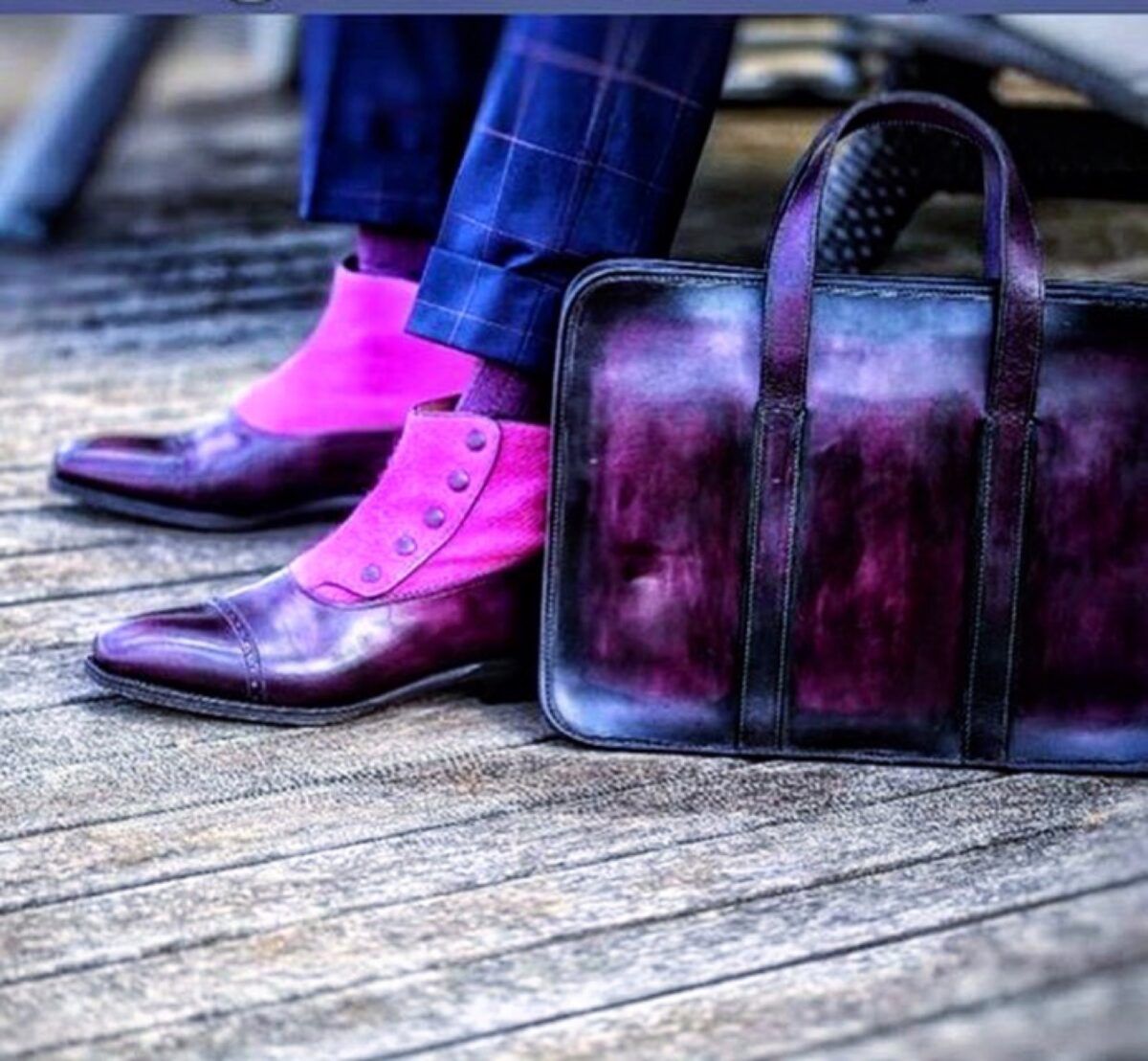 personnalisation de son look avec la patine du cuir à la carte : des bottines Balmoral à boutons et un porte-documents violets.