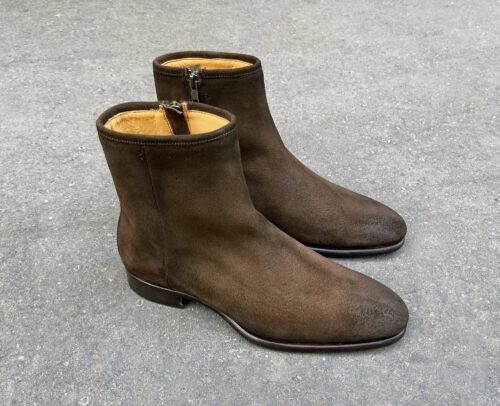 une paire de boots en veau velours par Caulaincourt. C'est le modèle Ziggy.