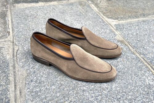 une paire de Belgian loafer, des mocassin pour homme confortables en veau velours clair