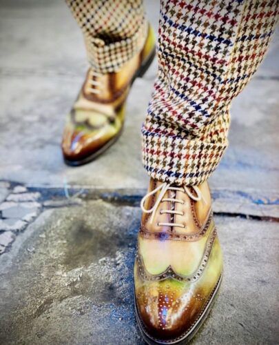 des souliers personnalisés avec une patine unique pour un style masculin assumé : des richelieus perforés à bout fleuri tient avec des dégradés de marron et de du vert.