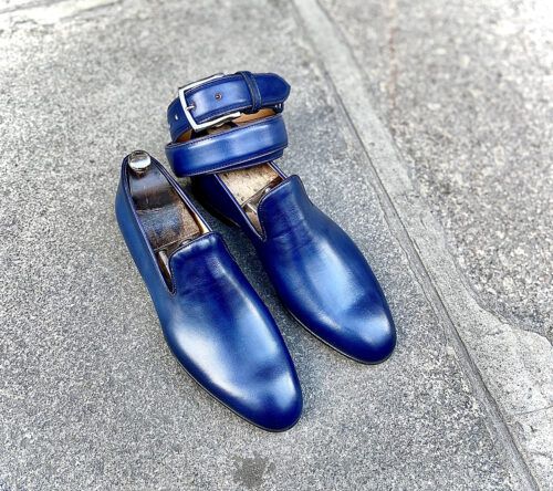 exemple des formes fines mais jamais longues de Caulaincourt avec ce slip on en cuire patiné bleu et sa ceinture assortie