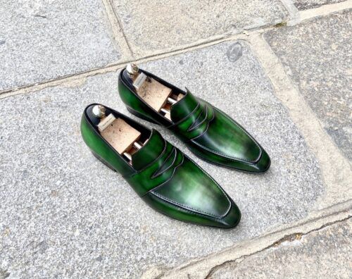 Une paire de mocassin pour homme en cuir avec une patine vert émeraude