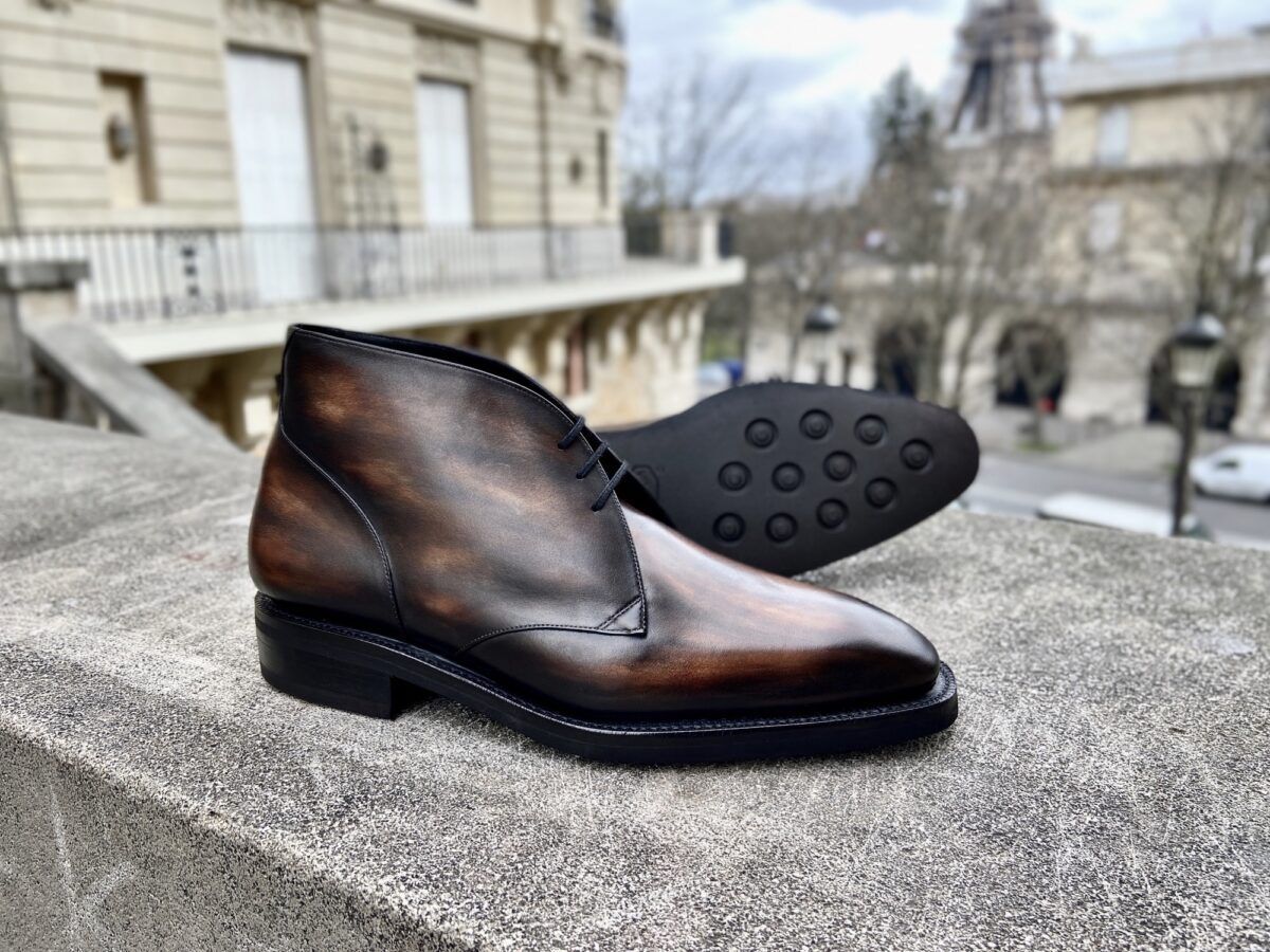 Un low boots pour hommes fait à la demande avec une semelle montée Goodyear et gomme et une patine bronze - Caulaincourt Paris