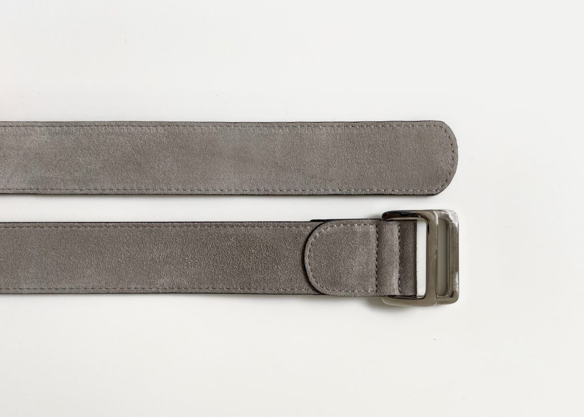 Une ceinture en veau velours couleur gris beige antilope - Caulaincourt Paris