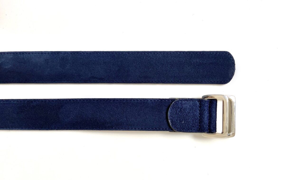 Une ceinture en veau velours couleur bleu navy - Caulaincourt Paris