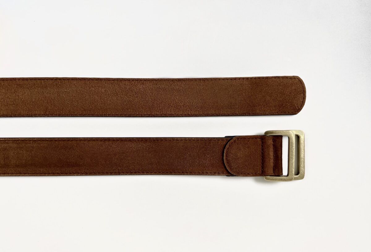 Une ceinture en veau velours couleur cognac - Caulaincourt Paris