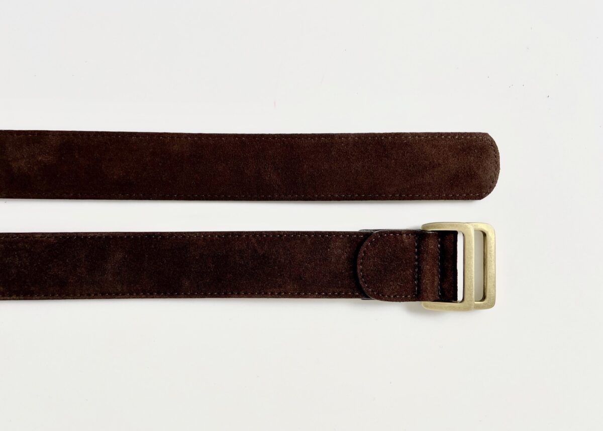 Une ceinture en veau velours couleur marron chocolat - Caulaincourt Paris