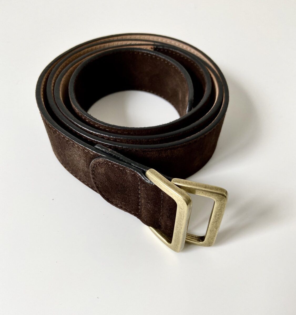 Une ceinture en veau velours couleur marron chocolat - Caulaincourt Paris