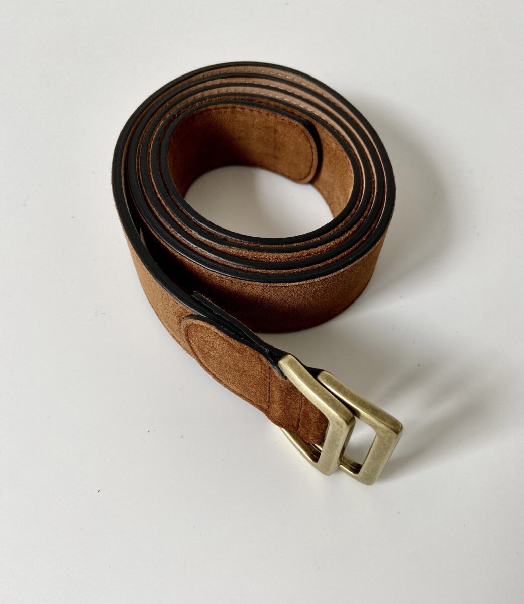 Une ceinture en veau velours couleur cognac - Caulaincourt Paris