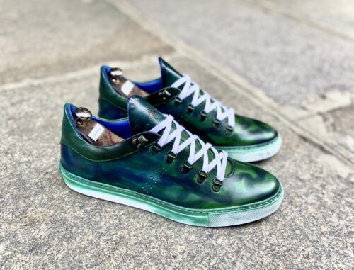 Une paire de basket pour hommes Tokyo à la patine verte et bleue camouflage originale dont on a teint la semelle façon vintage