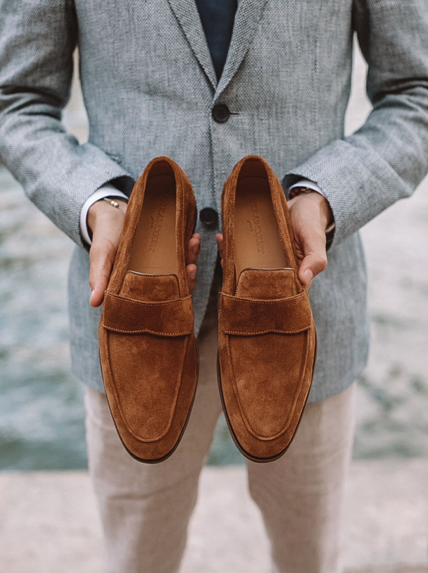 Homme Nettoyant Une Chaussure En Cuir à La Vue De Dessus De