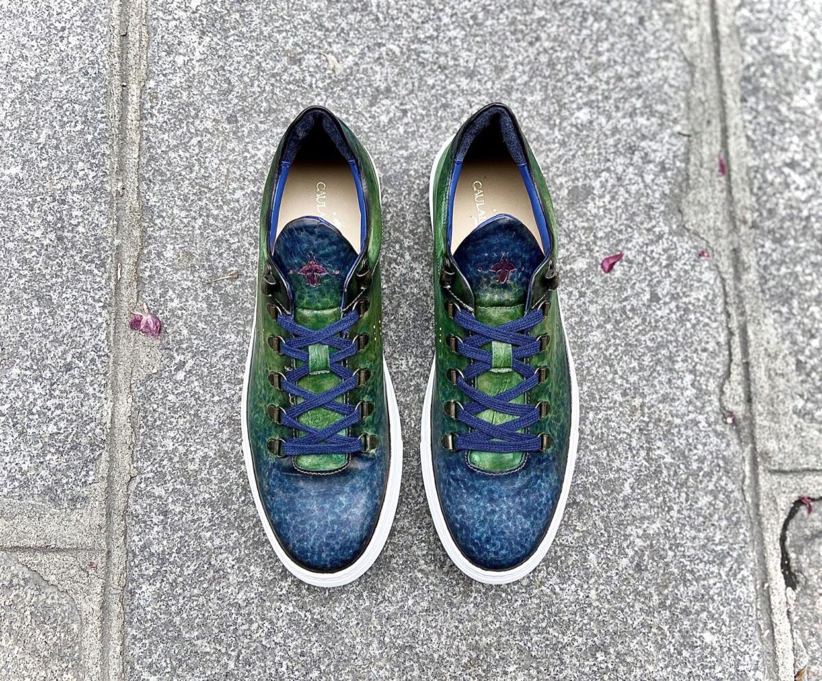 illustration d'une nouvelle technique de patine du cuir avec un dégradé du vert au bleu sur des baskets Tokyo pour homme