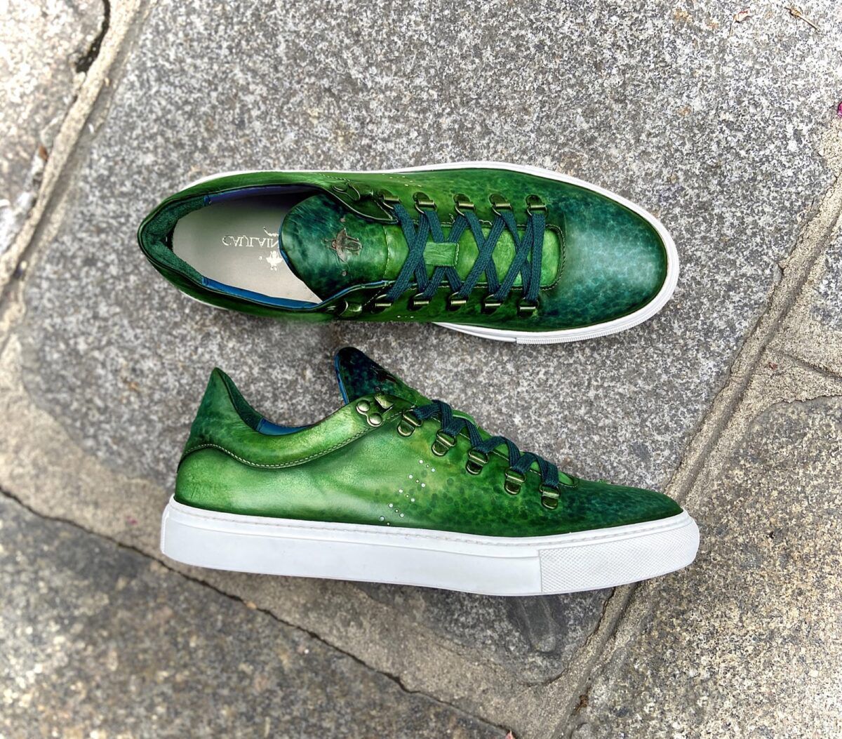  nouvelle technique de patine du cuir avec un dégradé de vert sur une paire de baskets