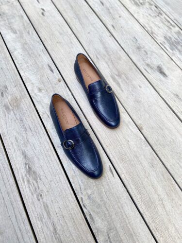 des mocassins pour hommes souples en cuir de cerf grainé bleu sont posés sur des planches