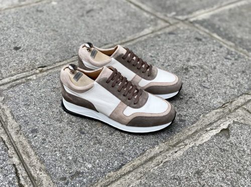 Les baskets pour hommes Aventador, ici en blanc et taupe, sont idéales pour le printemps et l'été