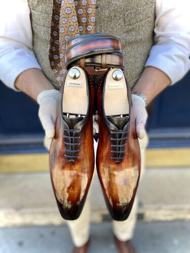 le soulier patiné illustré par une paire de richelieu one-cut patinés à la main avec une couleur cognac